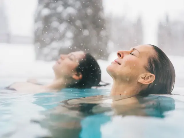 Donna in piscina con gli occhi chiusi.