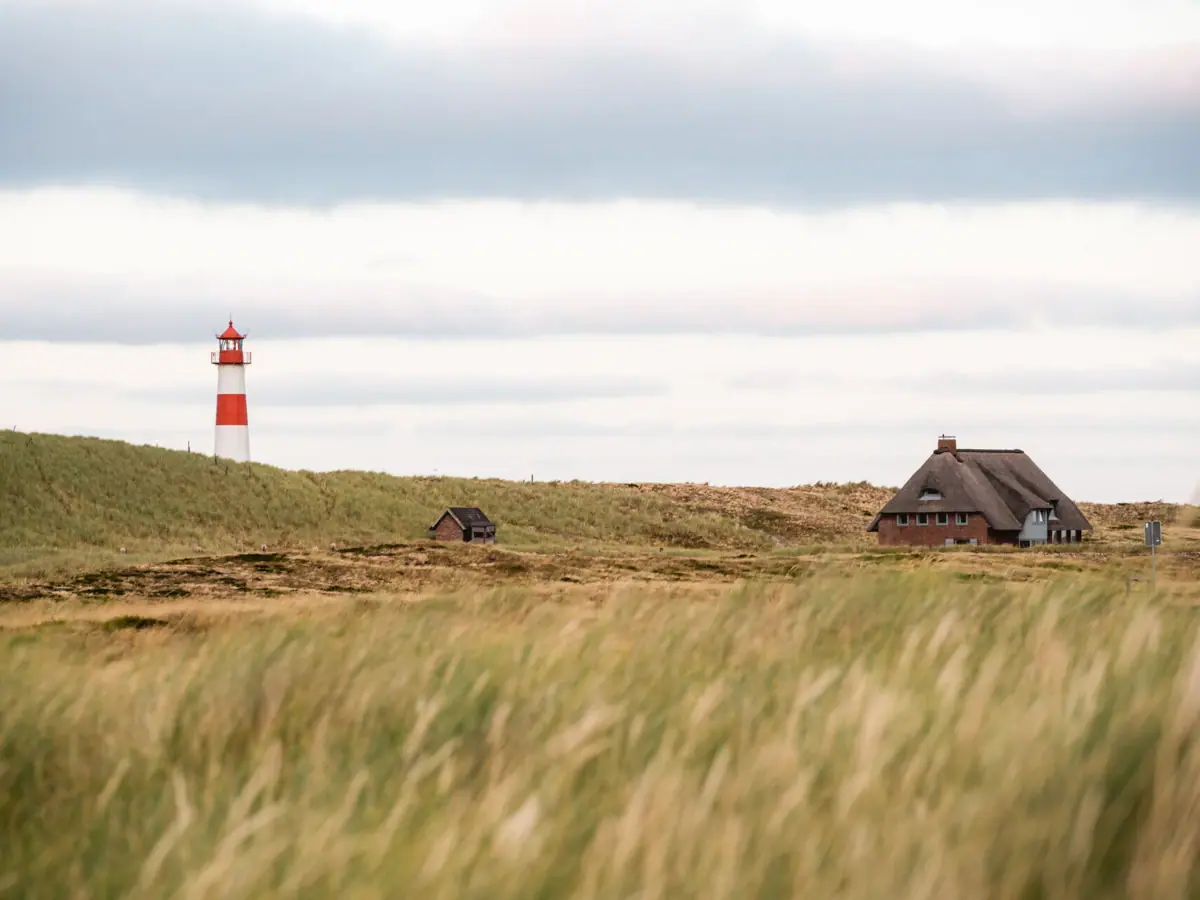 Una casa e un faro a Sylt.