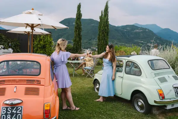 Due donne in piedi accanto a un'auto.