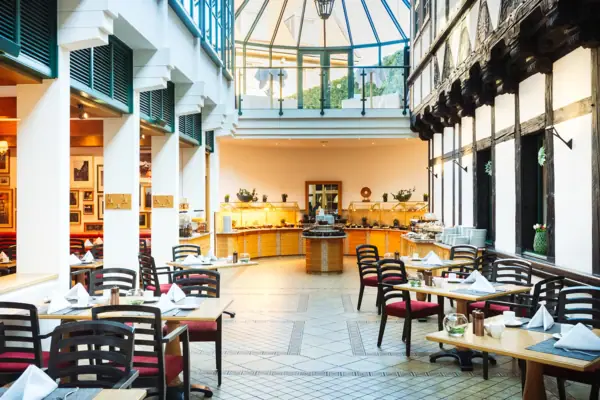 Un ristorante con tavoli e sedie.