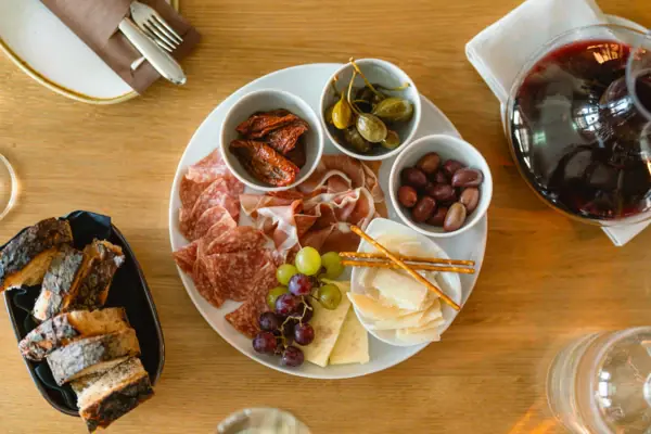 Un piatto di cibo su un tavolo.