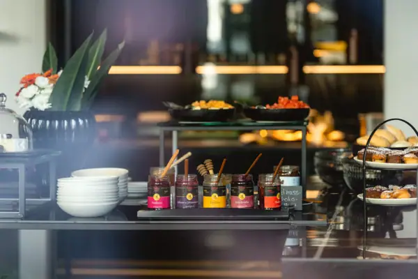 Gläser mit Marmelade und Schüsseln auf einem Tisch.