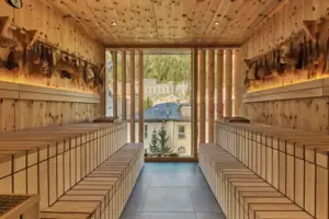 Una sauna con panche in legno e finestra.