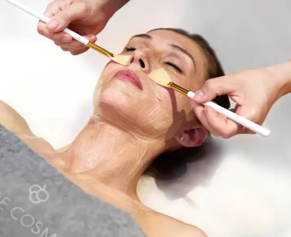 Una donna che riceve una maschera facciale.