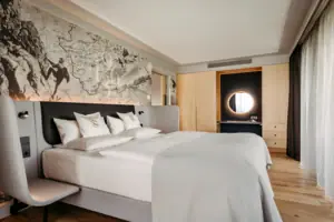 Un letto con un cartello appeso alla parete.