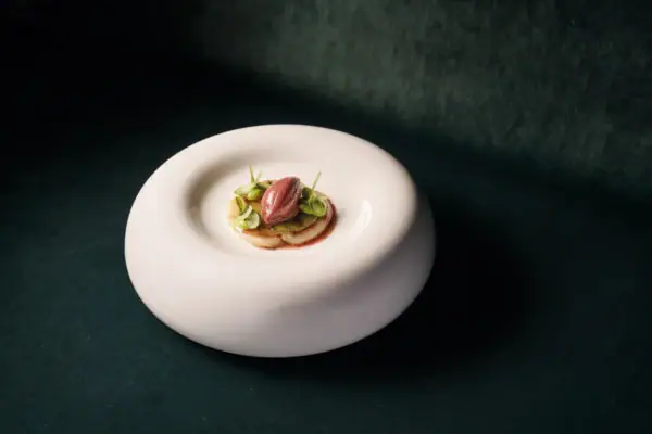 Piatto bianco con cibo sopra.