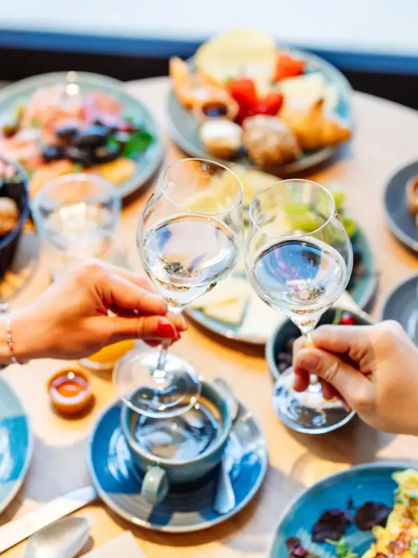 Un gruppo di persone che tengono bicchieri di vino.