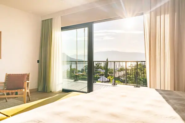 Ein Schlafzimmer mit Balkon und Bett.