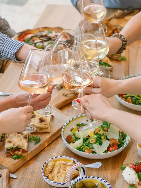 Eine Gruppe von Menschen hält Weingläser.