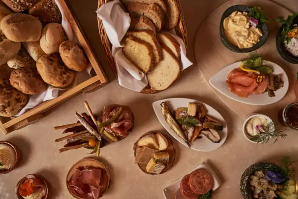 Ein Tisch mit verschiedenen Speisen.