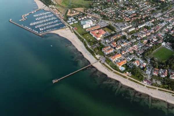 Vista a volo d'uccello della città accanto a uno specchio d'acqua