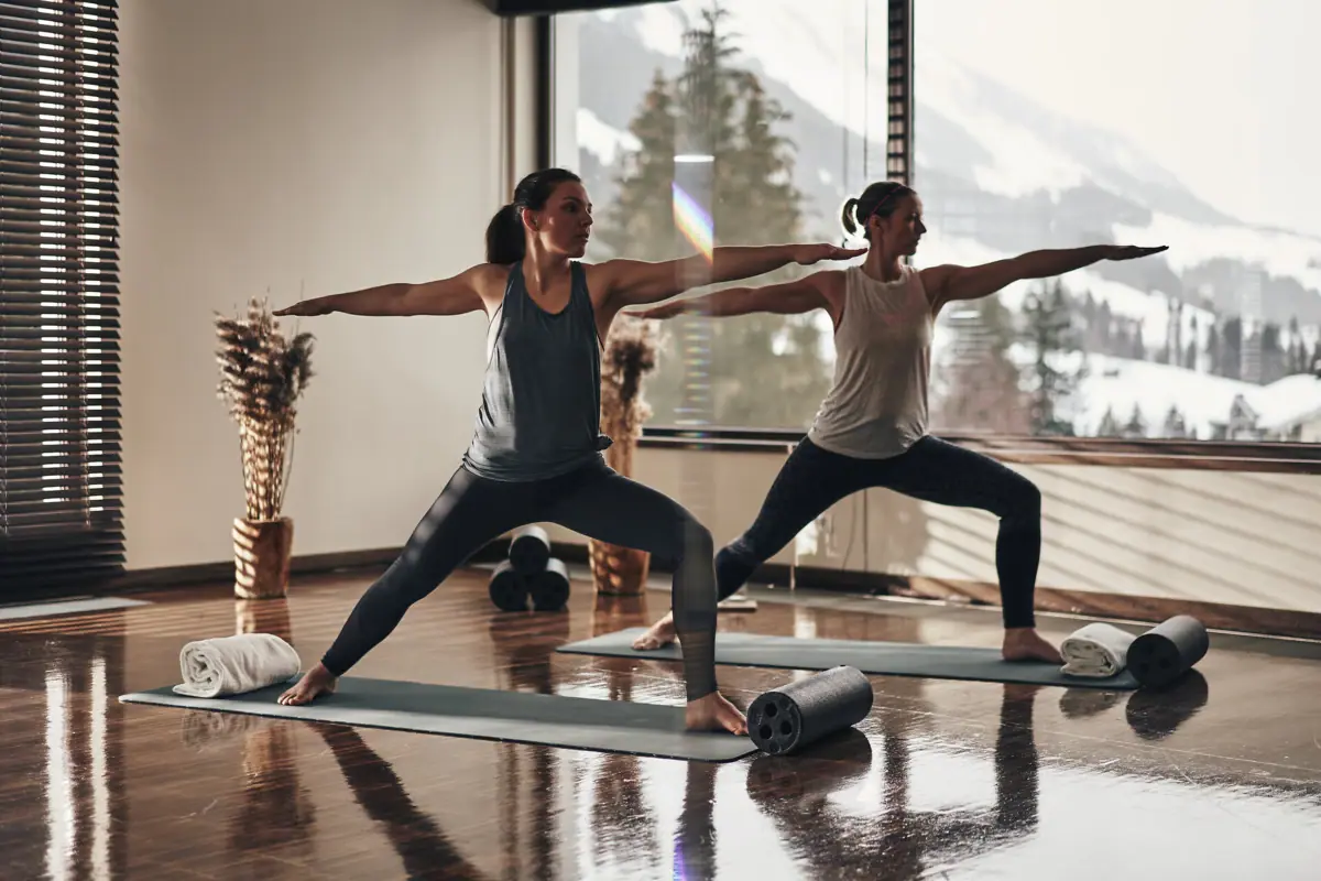 Un gruppo di donne che fanno yoga.