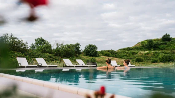 Gruppo di donne che nuotano in una piscina all'aperto.