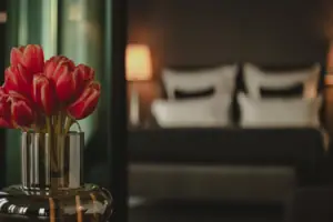 Camere Un vaso con dei fiori.