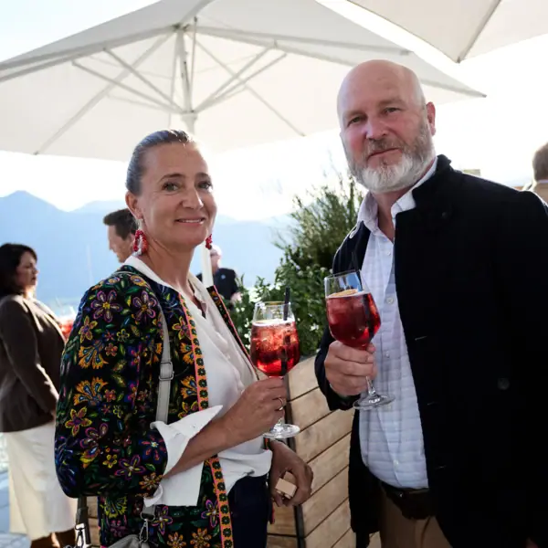 Un uomo e una donna tengono in mano dei bicchieri da vino.