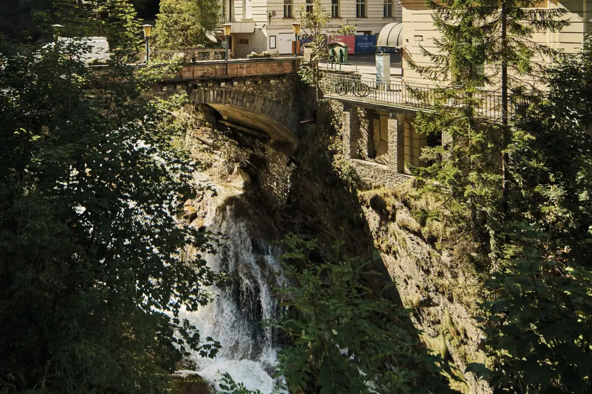 Ponte su una scogliera con cascata.