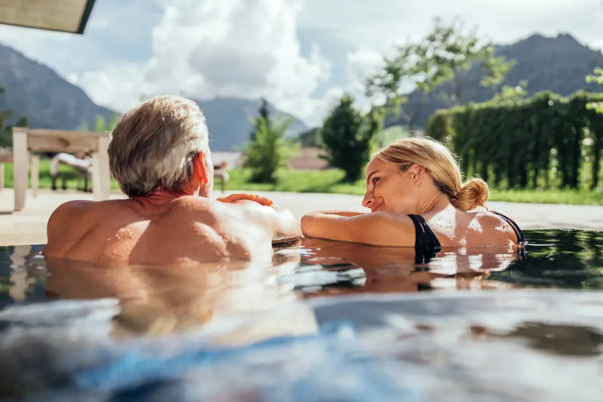 Un uomo e una donna in piscina.