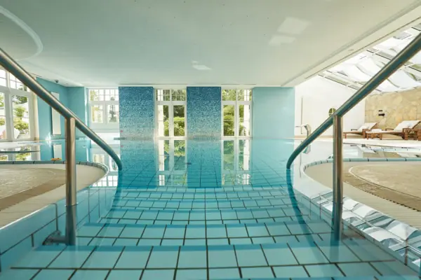Una grande piscina al coperto con scale.