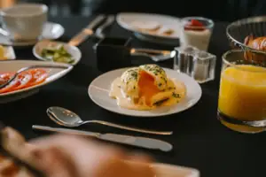 Colazione Un piatto con del cibo su un tavolo.