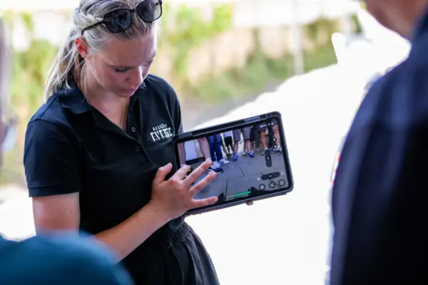 Una donna tiene in mano un tablet.
