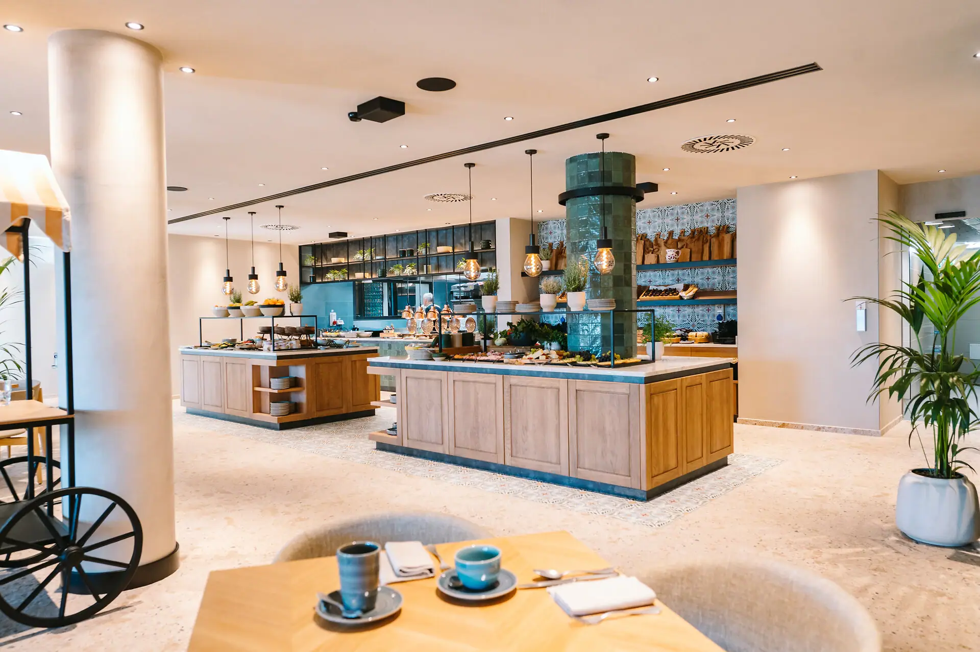 Moderno ristorante dell’Hotel A-ROSA Lago di Garda con buffet elegante e atmosfera luminosa