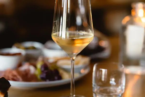 Un bicchiere di vino su un tavolo.