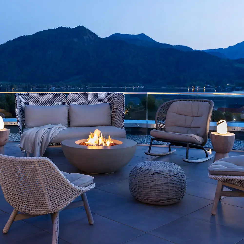 Terrazza con braciere e sedie su una piattaforma