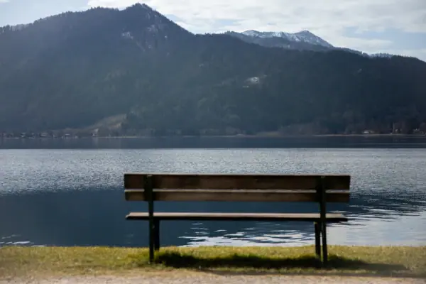 Panchina con vista sul lago