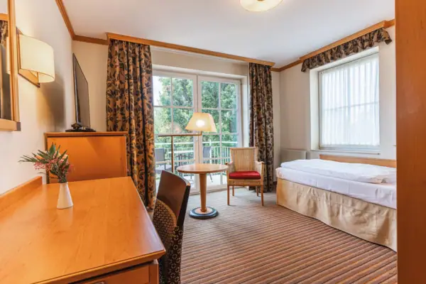 Zimmer Hotelzimmer mit Bett, Schreibtisch und Stuhl.