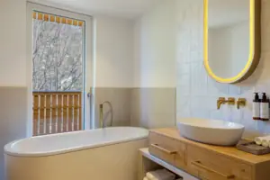 Bagno Bagno con vasca e lavabo