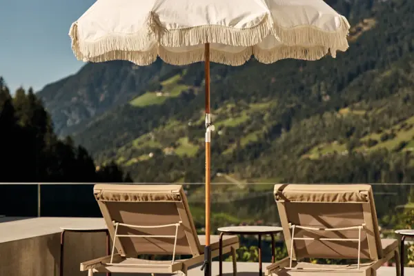 Ombrellone e sedie bianche su un ponte