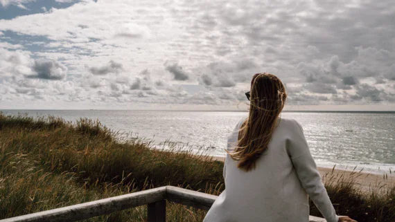 Donna che guarda l'oceano.