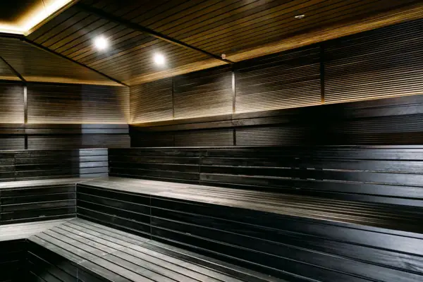 Holztreppe in einem Raum