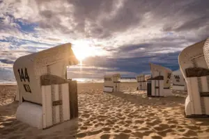 Un gruppo di sedie a sdraio sulla spiaggia.