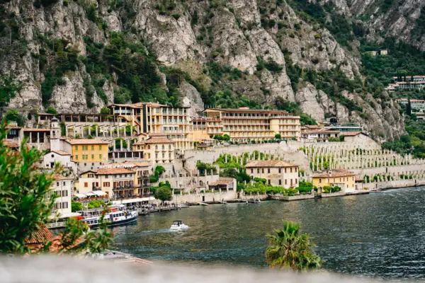 Limone sul Garda Una città sulle rive di un lago, con le montagne sullo sfondo.