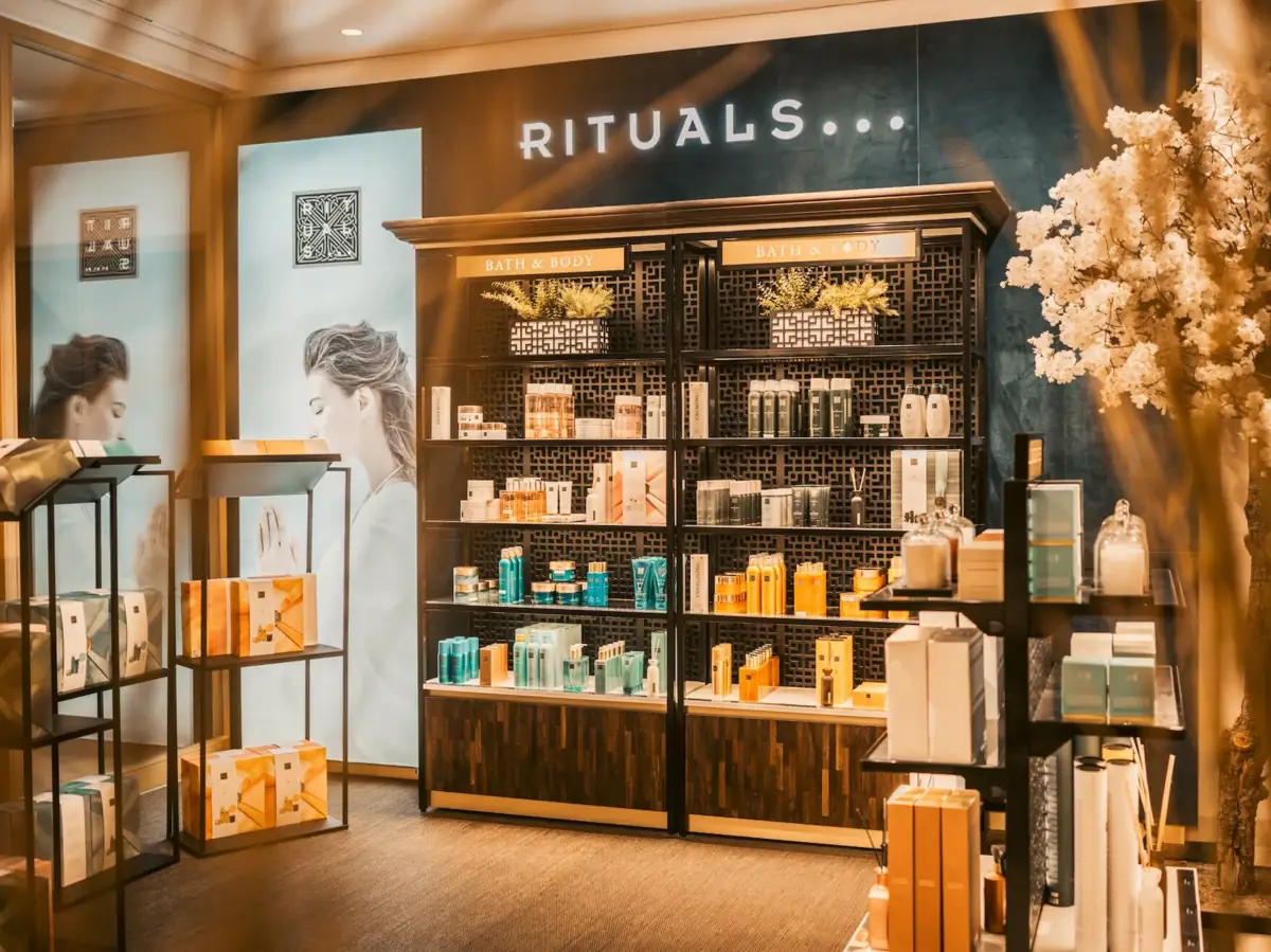 Kosmetikauslage in einem SPA-Shop