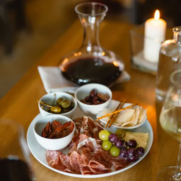 Un piatto di cibo su un tavolo.