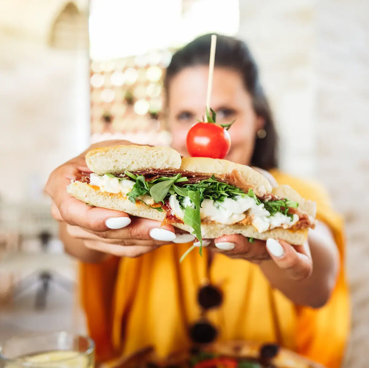 Donna che tiene un panino.