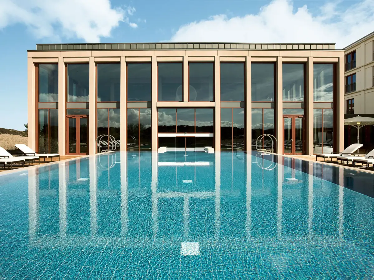 Ein Swimmingpool mit Glasfenstern.