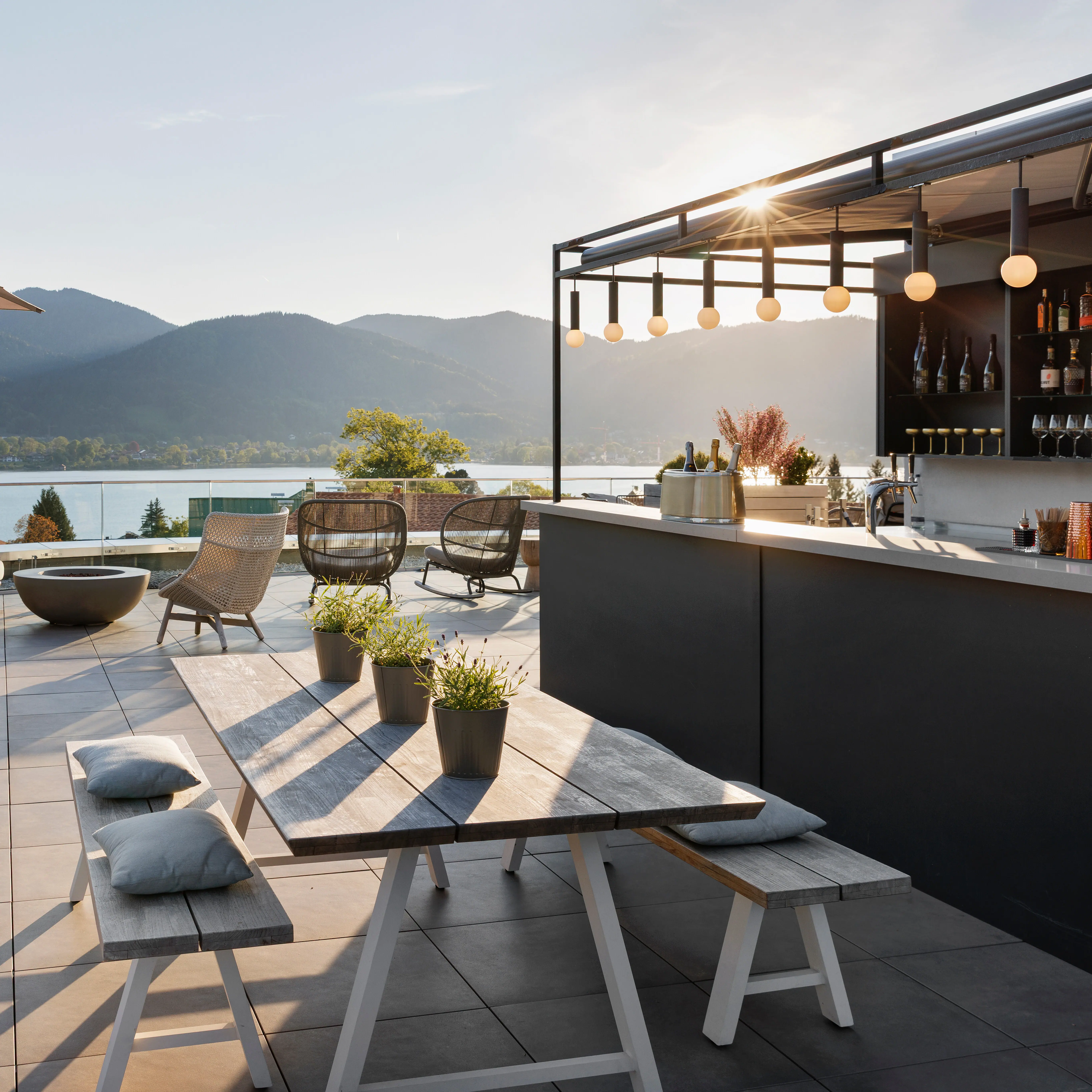 Il bar sul tetto dell'A-ROSA Tegernsee con vista sul lago.