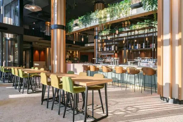 Una stanza con tavoli e sedie.