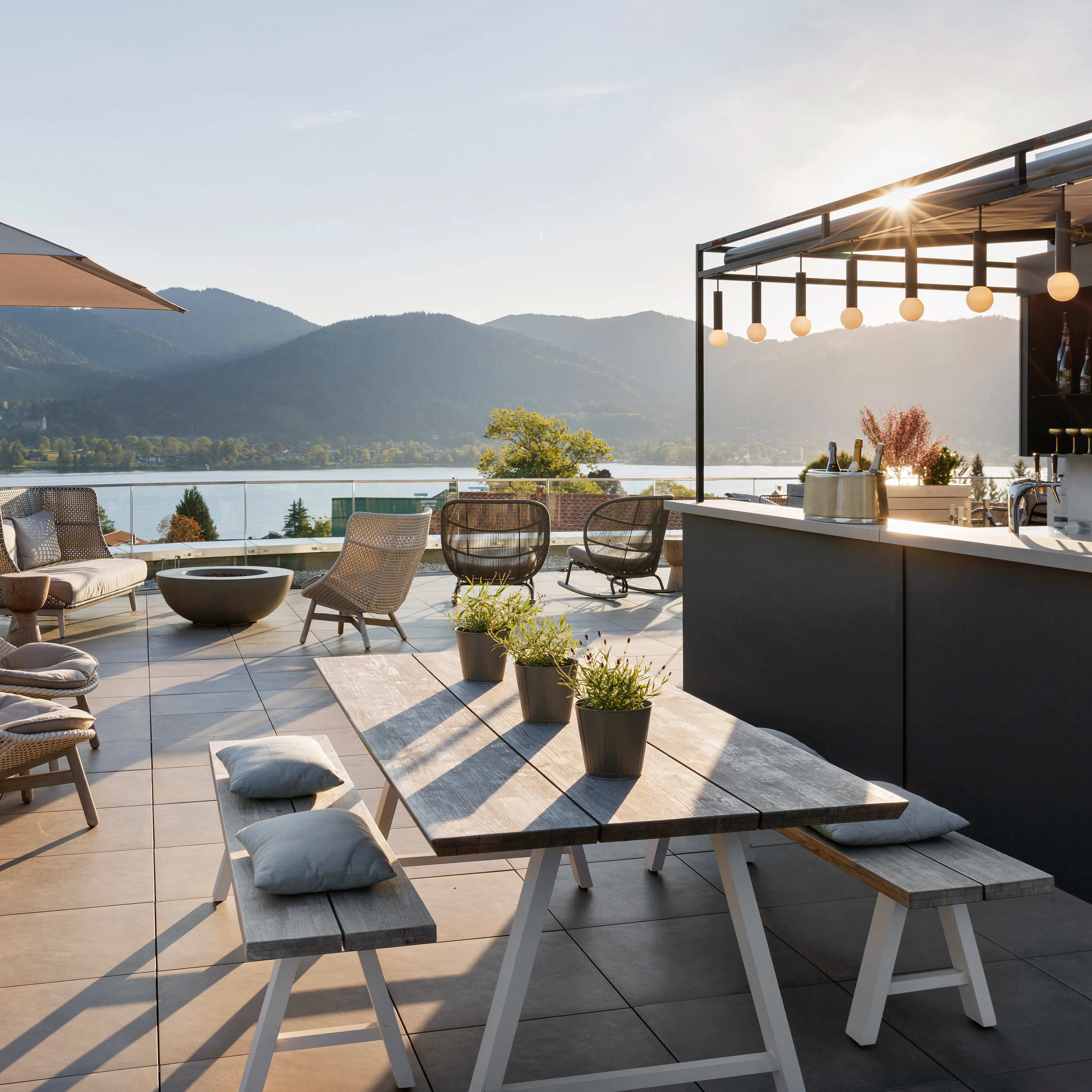 Il NI Bar dell'A-ROSA Tegernsee, con vista sulle montagne e sul lago.