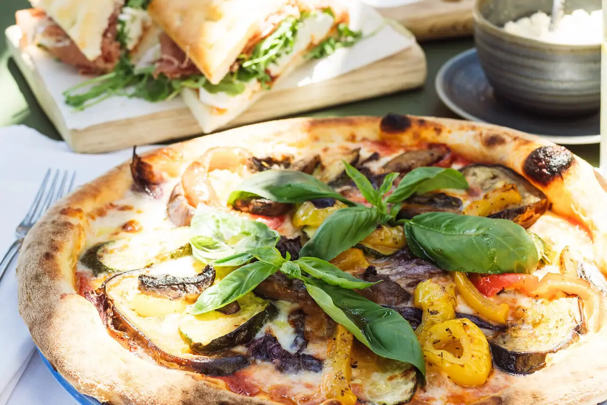 Pizza come sul Lago di Garda Pizza e panini su un unico tavolo