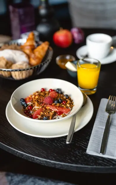 Una ciotola di frutta e muesli su un tavolo.