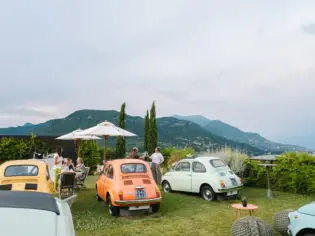 Un uomo che suona un sassofono.