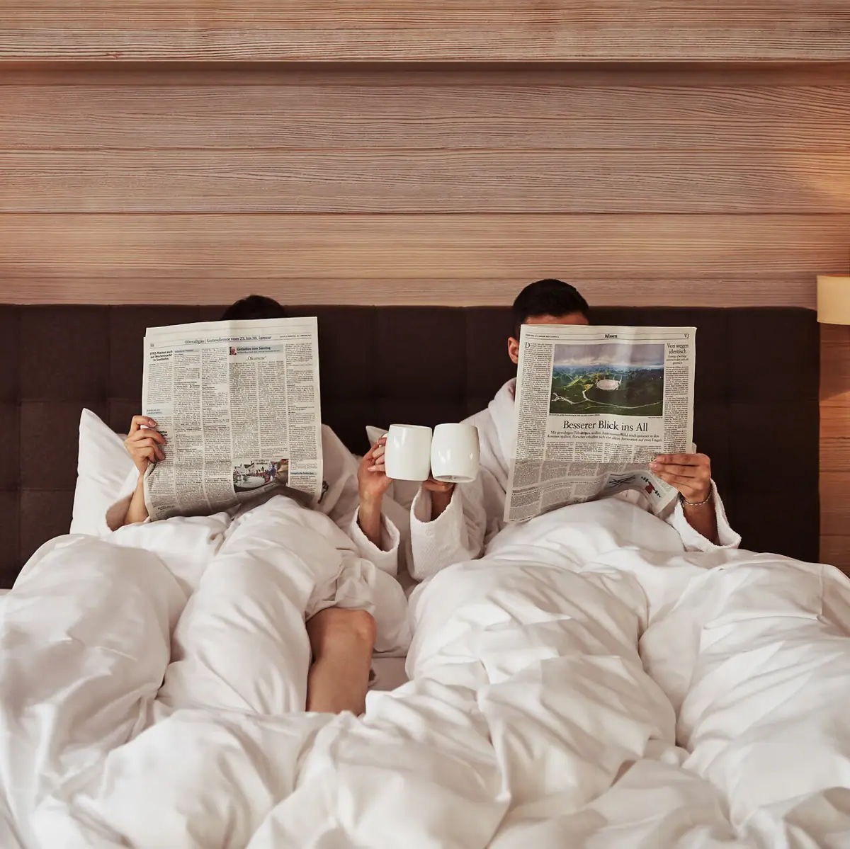 Un uomo e una donna che leggono a letto.