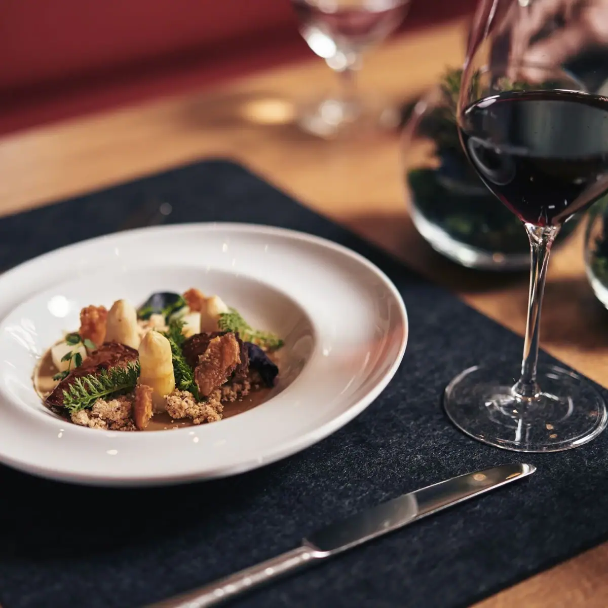 Ein Teller mit Essen und ein Glas Wein.