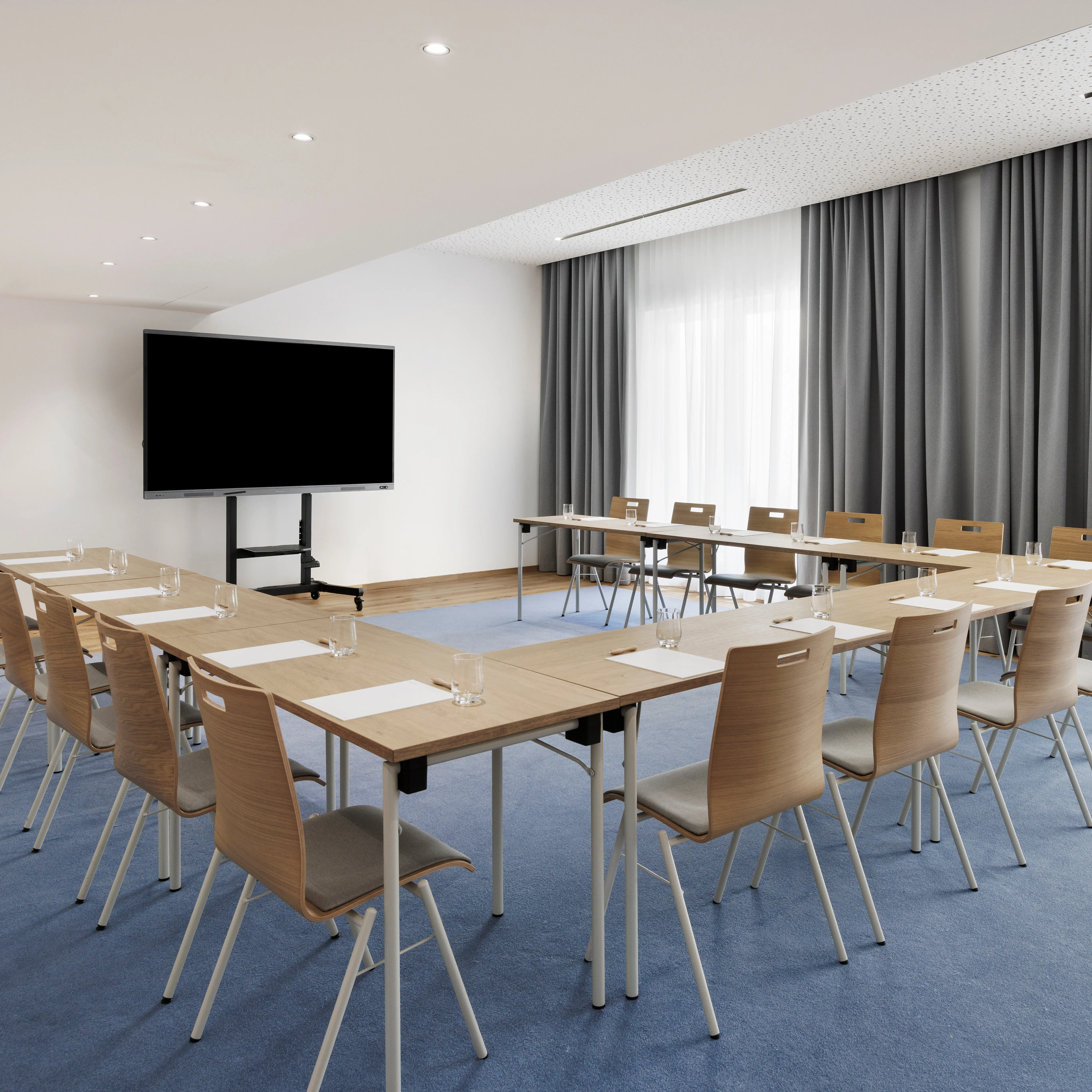 Una sala conferenze presso l’A-ROSA Tegernsee con un tavolo a forma di U.
