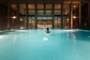 Una persona in una piscina.