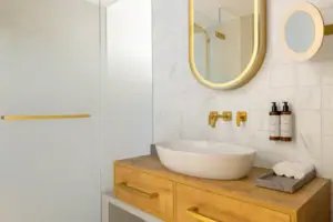 Bagno Un bagno con lavabo e specchio.